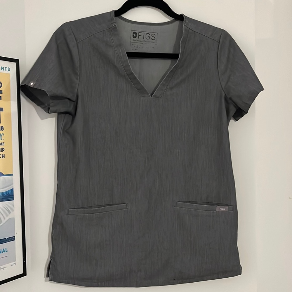 Casma™ Three-Pocket Scrub Top
